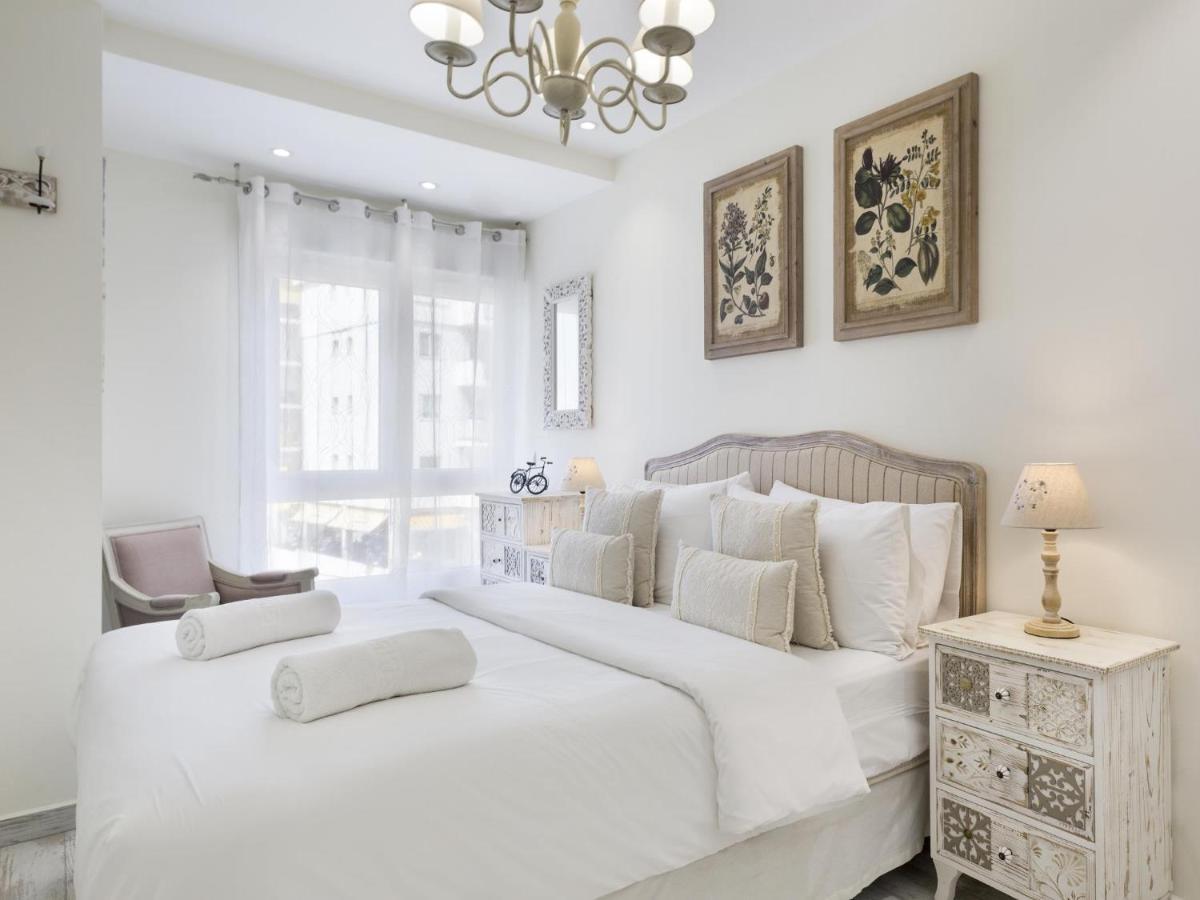 Sitges Spaces: Mediterranean Beachfront Apartments with Spacious Terrace Exterior photo